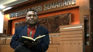Lulus S2 dan Terbitkan “Dongeng Mepum Sedimop”, Ini Dia Sosok Andir Meku