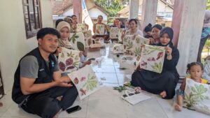 Kreatifnya Mahasiswa KKN UPGRIS, Ajak Ibu-Ibu Menghias Tas Kain dengan Teknik “Ecoprint”