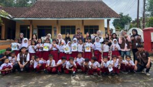 KKN UPGRIS Kelompok 8 Ubah Sampah Jadi Seni Mozaik Bersama Siswa SDN Kalirejo 01