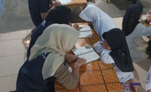 Mahasiswa KKN  Tematik Kelompok 39 Desa Karanganyar Kampanyekan Nilai Religius