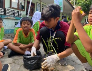 Mahasiswa KKN UPGRIS dan SDN 1 Lopait Wujudkan “Green School Movement”