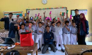 KKN-T UPGRIS Kelompok 15 Mengajak Siswa SDN  Candirejo Gemar Menabung Lewat Celengan Kreatif dari Botol Bekas