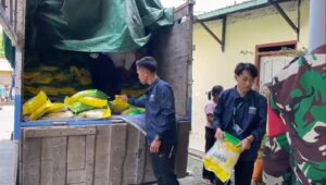 Kolaborasi Mahasiswa KKN Kelompok 7 dan Babinsa Dukung Sukses Program Beras Murah di Sidomulyo