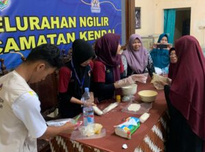Workshop Pembuatan Kerupuk Telur Asin, KKN UPGRIS Kelompok 46 Gandeng Ibu-Ibu PKK Ngilir