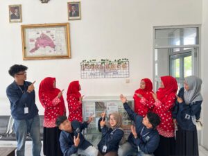 Aksi Mahasiswa UPGRIS Gencarkan Literasi di Kelurahan Bergas Lor