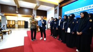 Warek III Lantik Langsung 17 Anggota Komisi Pemilu Raya Mahasiswa UPGRIS 2025