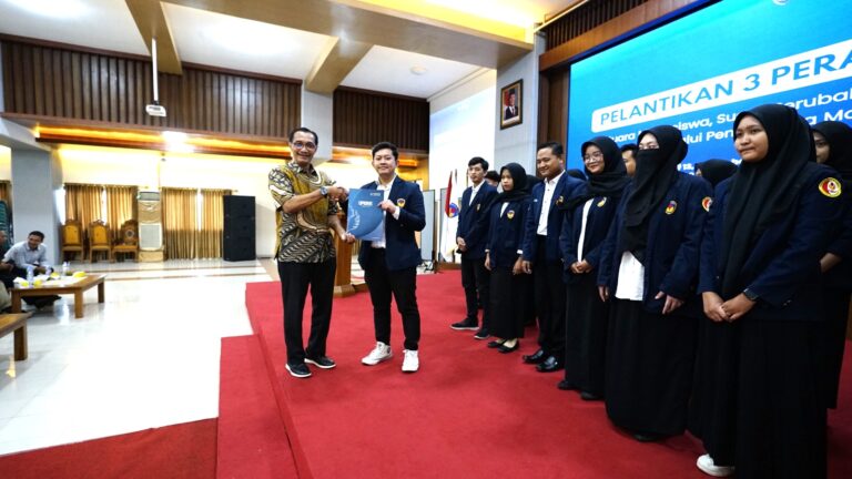 Warek III Lantik Langsung 17 Anggota Komisi Pemilu Raya Mahasiswa UPGRIS 2025