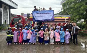 Mahasiswa KKN UPGRIS Kelompok 1 Gelar Simulasi Pemadaman Kebakaran di TK Baiturrohman Mranggen