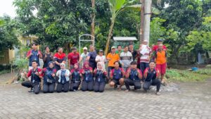 Mahasiswa KKN UPGRIS  Terjun Langsung Bersihkan Sungai Bukel Bangetayu Wetan