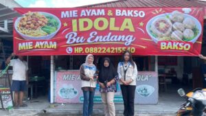 Mahasiswa KKN UPGRIS Kelompok 29 Fasilitasi Rebranding MMT dan Stiker Kemasan