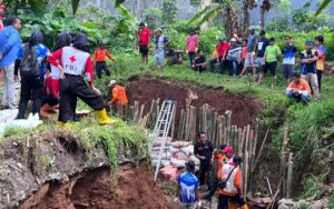 Mahasiswa KKN UPGRIS Ambil Peran dalam Mitigasi Longsor di Perum Delta Asri V Leyangan, Kecamatan Ungaran Timur