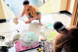 Gerakan SAJADAH Sambut Ramadan, Mahasiswa KKN UPGRIS dan Warga Leyangan Bersatu Bersihkan Tempat Ibadah