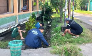 Gerakan SAJADAH Sambut Ramadhan, Mahasiswa KKN UPGRIS dan Warga Leyangan Bersatu Bersihkan Tempat Ibadah